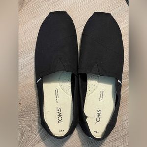 TOMS Size 9.5 Men’s Classic Black Canvas Slip-On (Like New!)